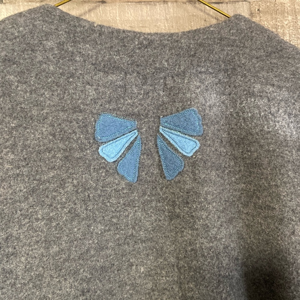 Anthropologie ruby 25 Gray Knit Marino Wool Cardigan with Blue Floral Appliqué - Picture 5 of 14